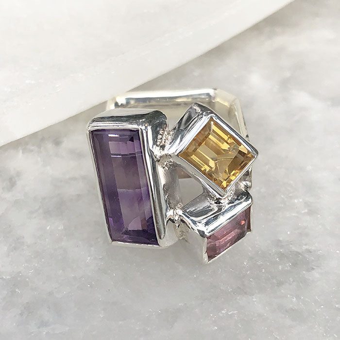 Anillos de plata y gemas preciosas.