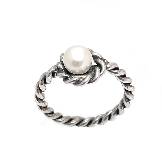 anillo de plata pavonado con perla