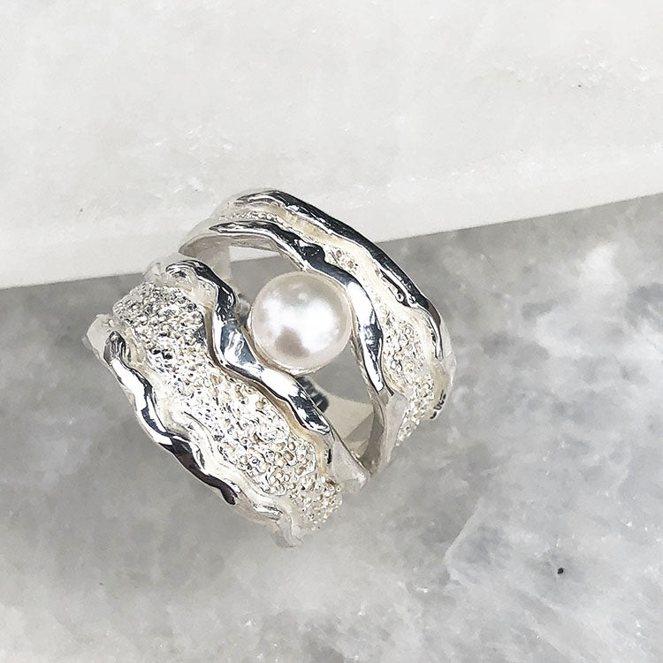 Anillo de plata con perlas