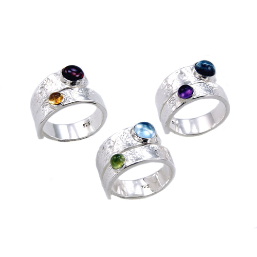 anillo de plata con piedras