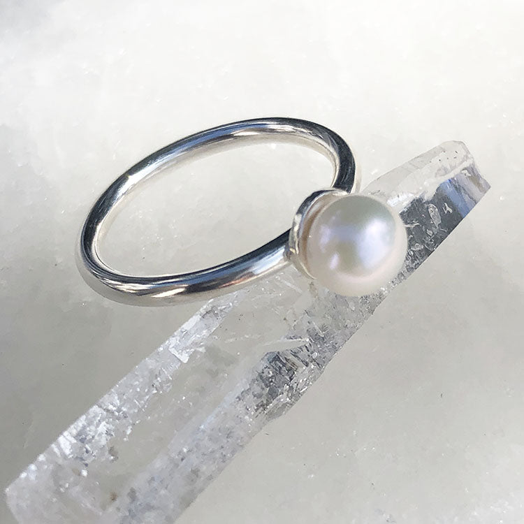 Anillo de plata con perlas