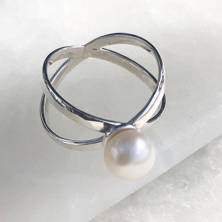 Anillo de plata con perla