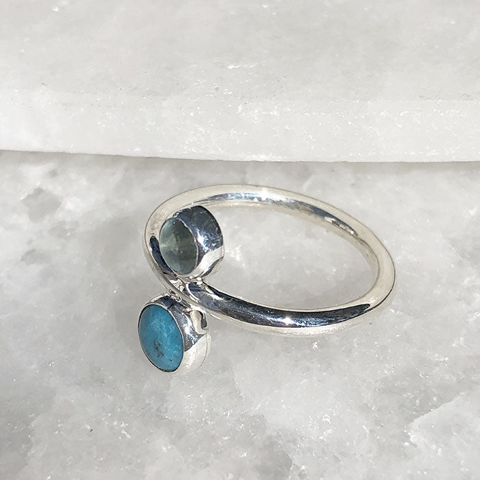 Anillo de plata con piedra.