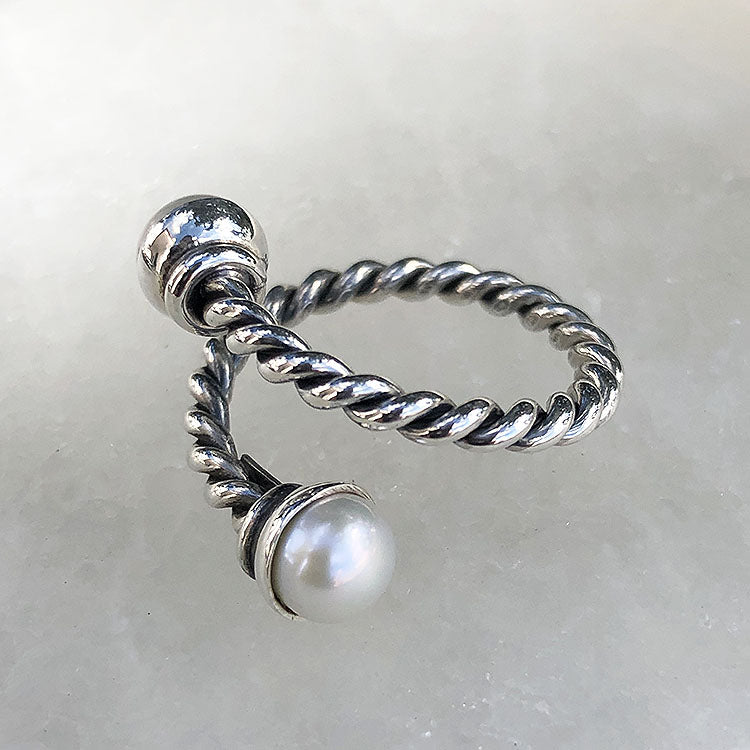 Anillo de plata con perlas