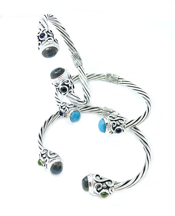 brazalete de plata con piedra