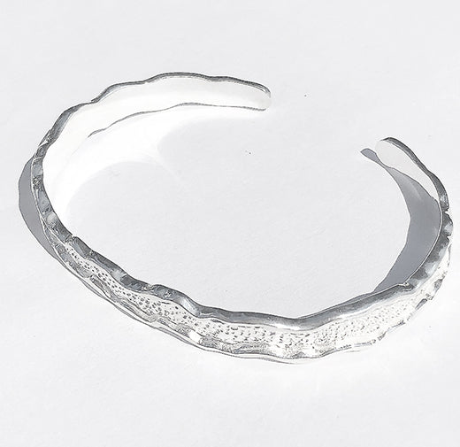 brazalete de plata con texturas