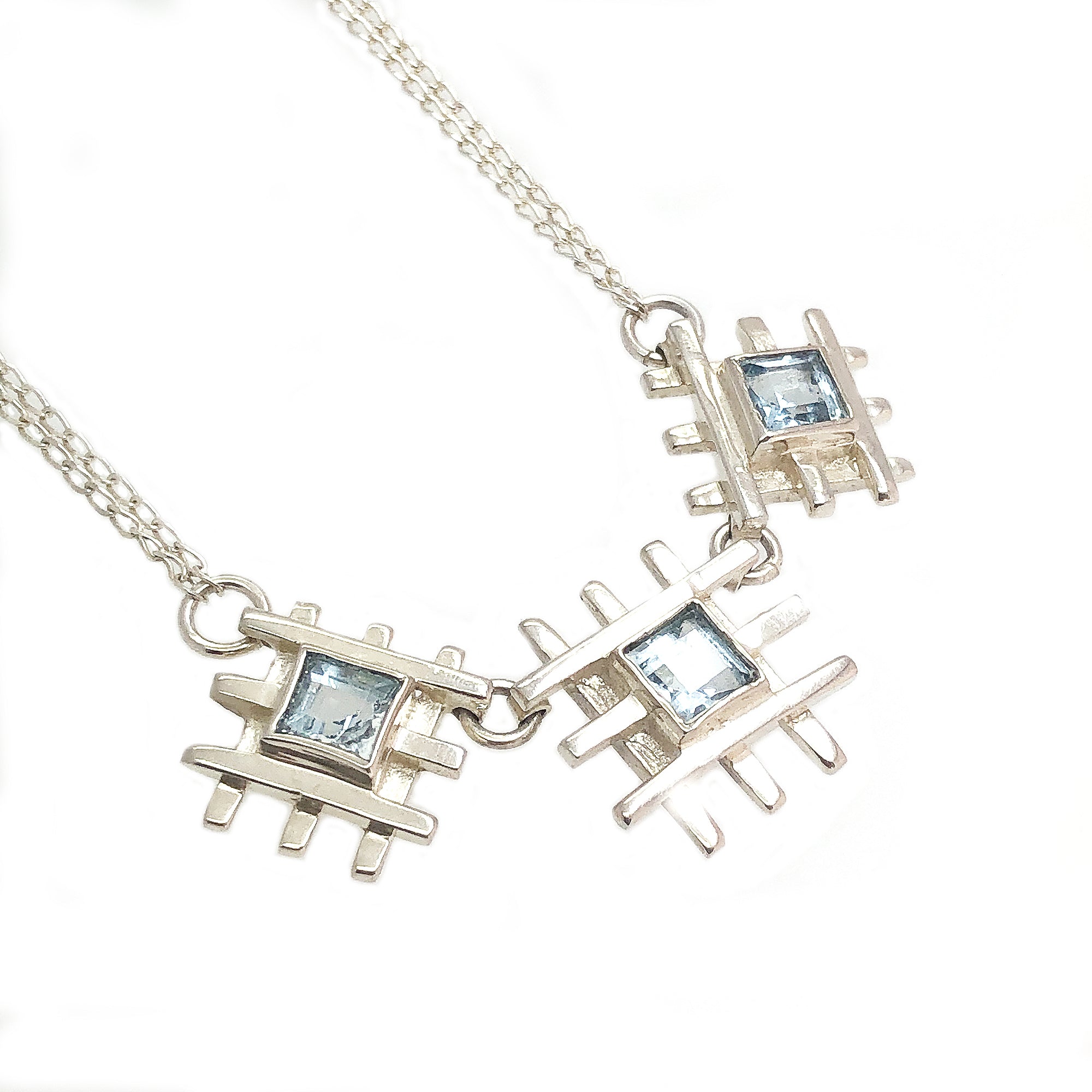 collar de plata con piedra