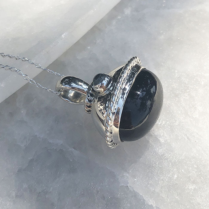 Dije de plata con piedra