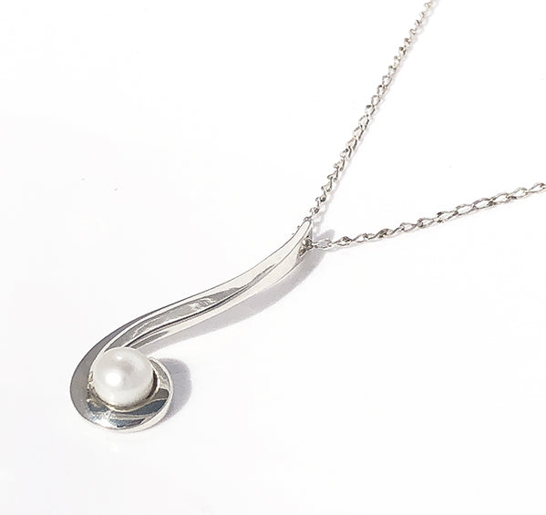 dije de plata con perla