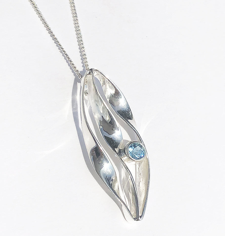 dije de plata con piedra