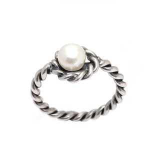 anillo de plata pavonado con perla