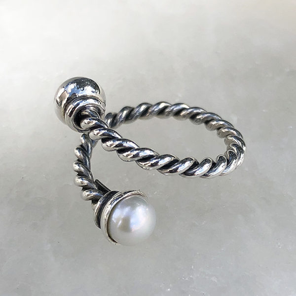 Anillo de plata con perlas