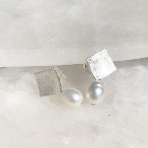 Aretes de plata y perla.
